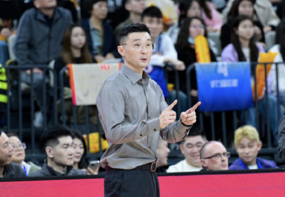 劉煒：爭取在下一場讓哈雷爾登場，今晚他會來現場看比賽