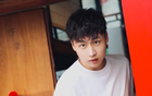 陽(yáng)光齊麟，胡同大男孩曬照。